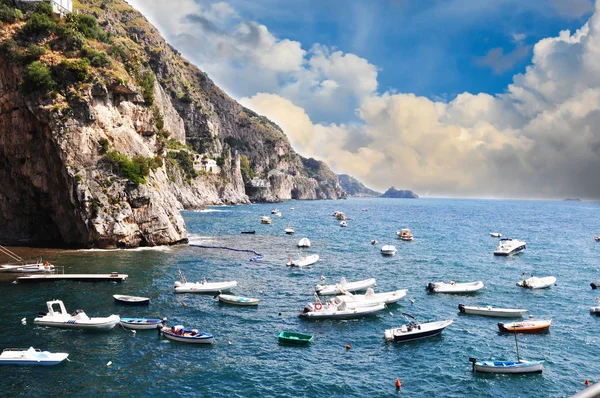 Pequenos navios que navegam ao longo da linha costeira em Praiano, Costa Amalfitana - Itália — Fotografia de Stock
