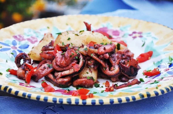 Traditionell italiensk mat Totani e Love med calamari och potatis — Stockfoto
