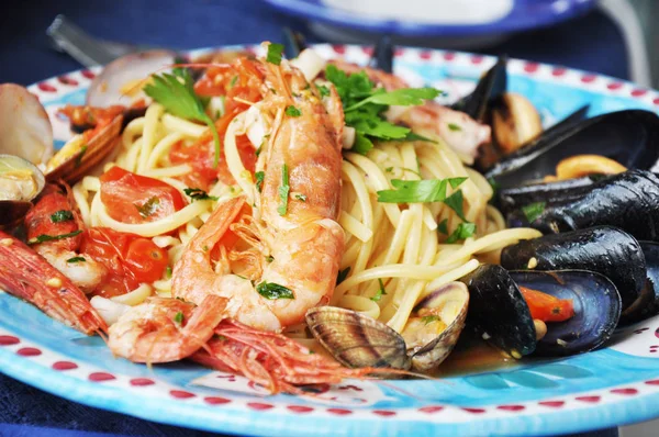 Massas italianas com frutos do mar — Fotografia de Stock