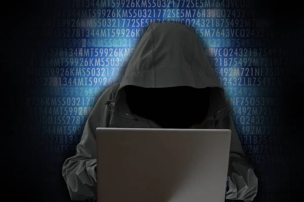 Ugenkendelig hacker foran computer cyberkriminalitet koncept - Stock-foto