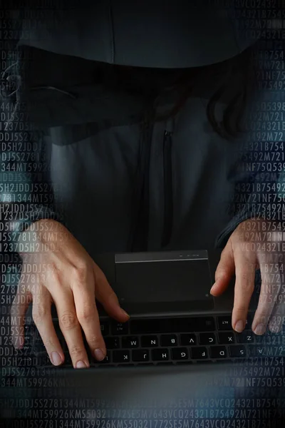 Αγνώριστος χάκερ μπροστά από υπολογιστή έννοια έγκλημα στον κυβερνοχώρο — Φωτογραφία Αρχείου