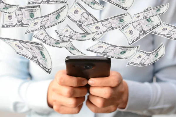 Ganar dinero concepto en línea con la mano de la mujer sosteniendo un teléfono inteligente —  Fotos de Stock