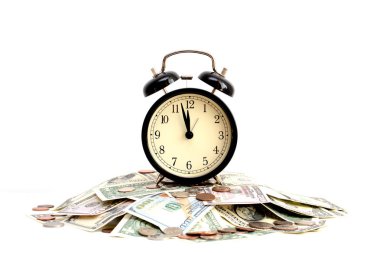 Zaman para kavramı ile yakın dolar faturaları üzerinde eski bir saatin doldu