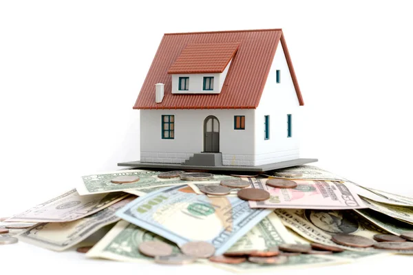 Modelo de casa en la parte superior de la pila de dinero que sugiere ahorros para una casa — Foto de Stock