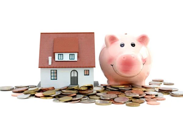 Piggy bank en model huis op cash suggereren besparingen voor huis — Stockfoto