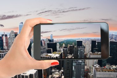 Bir smartphone kullanarak güzel New York gündoğumu fotoğrafını turizm
