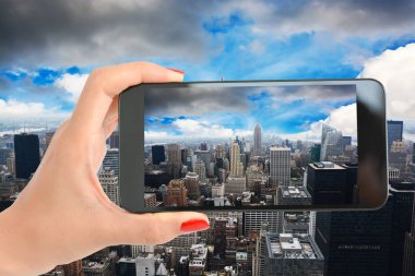 Manhattan ve Empire State Binası ile smartphone fotoğrafını turistik el
