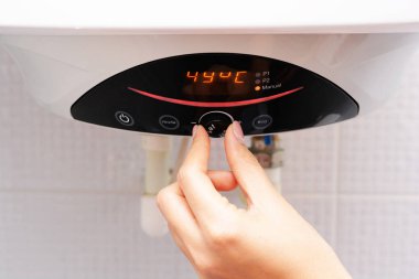Elektrikli su ısıtıcı veya evin içinde kazan