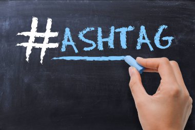 # hashtag sembol ve yazı tahtası tebeşir ile ilgili