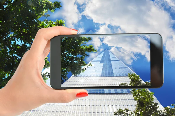 Femme main dans la main avec un smartphone accrochant une photo au One World Trade Center, Manhattan New York — Photo