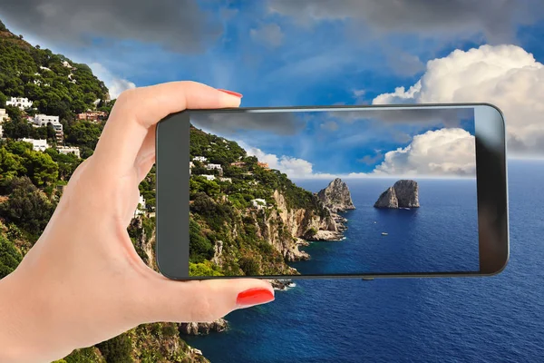 Turist tar en bild av ett fantastiskt landskap på Amalfikusten, Italien — Stockfoto