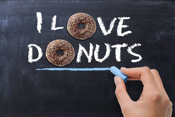 Ik hou van donuts concept met lekkere chocolade donut op donkere achtergrond — Stockfoto