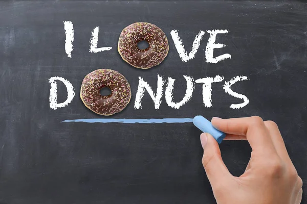 Ik hou van donuts concept met lekkere chocolade donut op donkere achtergrond — Stockfoto