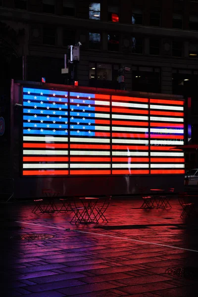 Verenigde Staten neon vlag in Times Square New York in de buurt van een terras — Stockfoto