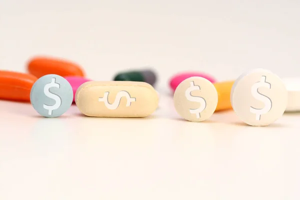 Концепция затрат на здравоохранение с многоцветными лекарственными средствами с символом доллара — стоковое фото