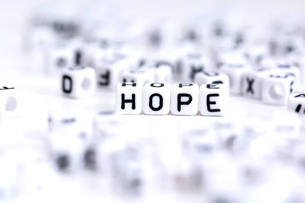 Palabra de esperanza hecha de bloques de alfabeto de plástico, se encuentra en fondo blanco . —  Fotos de Stock