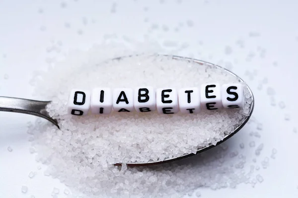 プラスチック文字ビーズ スプーンの砂糖の完全に糖尿病をスペル チェック — ストック写真