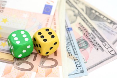 Risk alma ve konsepti ile bir çift zar duran bize dolar kazanan 