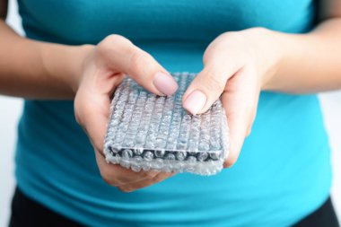 Bubble wrap yılında kaplı bir smartphone tarama bir kadın tarafından önerilen Smartphone veri koruma kavramı