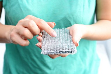 Bubble wrap yılında kaplı bir smartphone tarama bir kadın tarafından önerilen Smartphone veri koruma kavramı