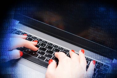 Eller kadın programcı bilgisayarda kod yazma