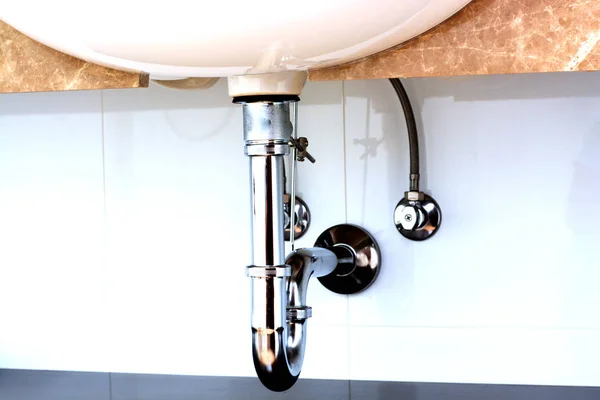 Siphon de lavabo ou drain de lavabo dans une salle de bain — Photo