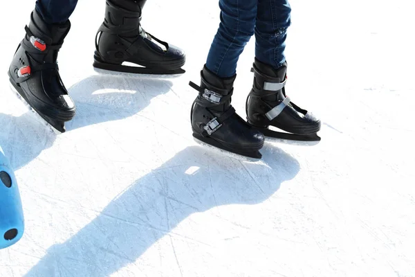 Mère et petite fille apprennent à patiner pendant l'hiver — Photo