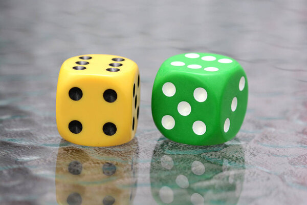 Пара разноцветных костей
 