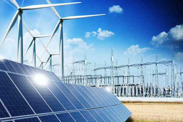 Concepto de energía renovable con conexiones de red paneles solares y turbinas eólicas —  Fotos de Stock