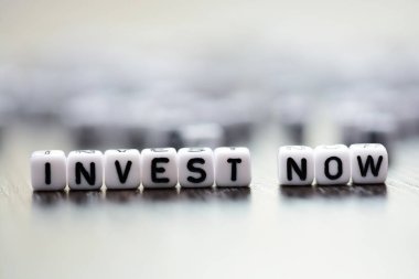 Invest şimdi metin yazım kiremitli mektup boncuk
