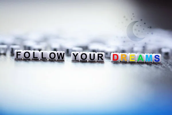 Följ dina drömmar text gjord av plast brev pärlor — Stockfoto