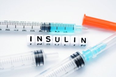 Word insülin plastik mektup boncuk yanındaki bir şırınga ile yazıldığından