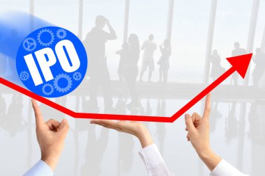 Halka arz (IPO) veya borsa piyasaya kavramı şirketin büyüme düşündüren bir yukarı gidiş ok grafik destekleyen üç insan eli ile