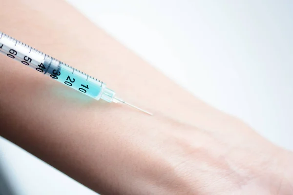 Bir enjeksiyon almak bir insan kolu Close-Up — Stok fotoğraf