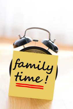 Aile zaman sarı post it dizin eski çalar saat ile el yazısı 