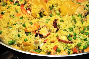 Geleneksel İspanyol paella 'sı ve deniz ürünleri ve tavuk. 