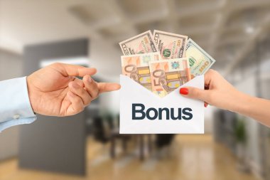 Bir işadamı için para dolu bir zarf teslim iş kadını ile bonus ödeme maaş veya satış konsepti için 