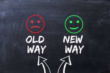 Eski ve yeni yol, mutlu ve üzgün yüzleri blackboard ile resimli arasındaki fark 