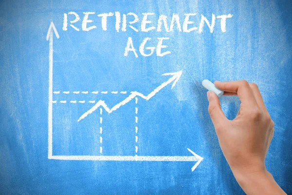 Έννοια ηλικία συνταξιοδότησης με γράφημα γραφήματος στο μπλε Μαυροπίνακας — Φωτογραφία Αρχείου
