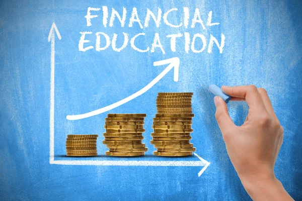 Concetto di educazione finanziaria con mucchi di denaro e grafico di crescita esponenziale sulla lavagna blu — Foto Stock