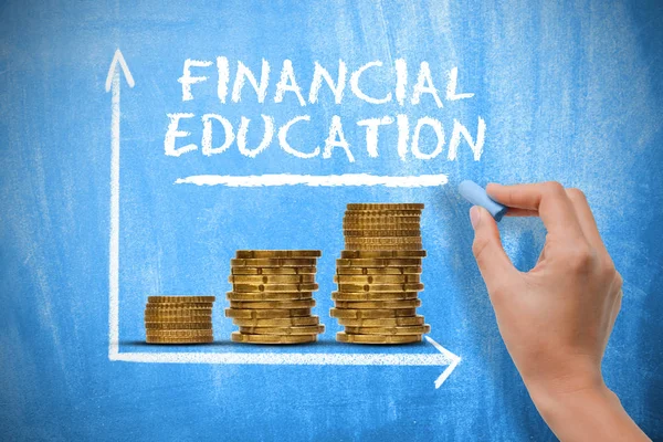 Koncepcja edukacji finansowej z stosy pieniędzy i wykładniczy wykres wzrostu na niebieskiej tablicy — Zdjęcie stockowe