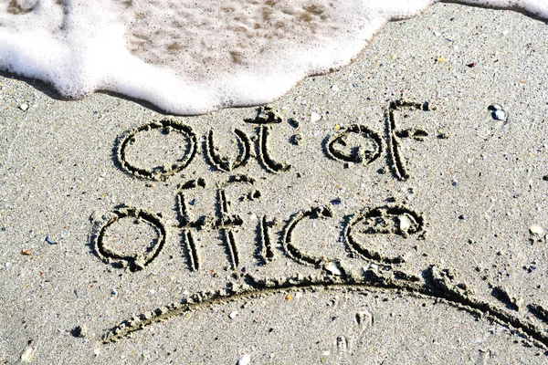 Az office szöveget írt a strandon — Stock Fotó