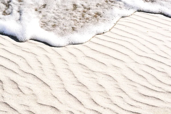 Golven van de zee bereiken het zand aan de oever — Stockfoto