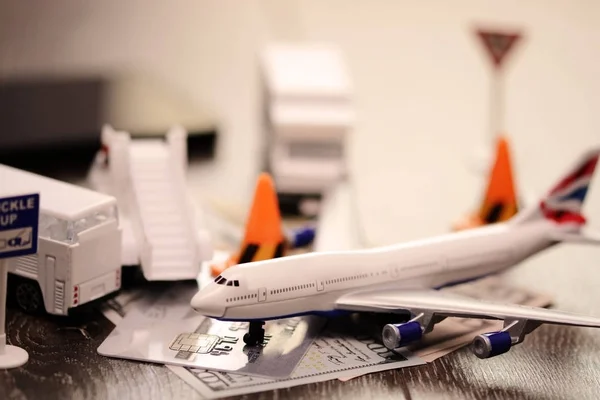 Kauf von Tickets für einen neuen Flug mit Spielzeugflugzeug und Geld — Stockfoto