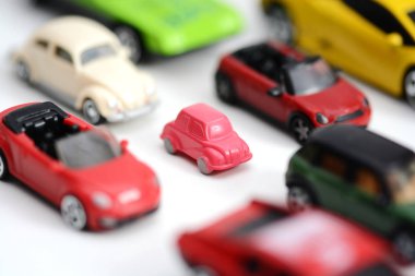 Trafik sıkışıklığı kavram ya da beyaz arka plan üzerinde birden fazla oyuncak arabalar ile küçük otomobil avantajları