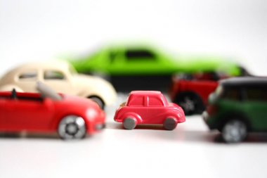 Trafik sıkışıklığı kavram ya da beyaz arka plan üzerinde birden fazla oyuncak arabalar ile küçük otomobil avantajları