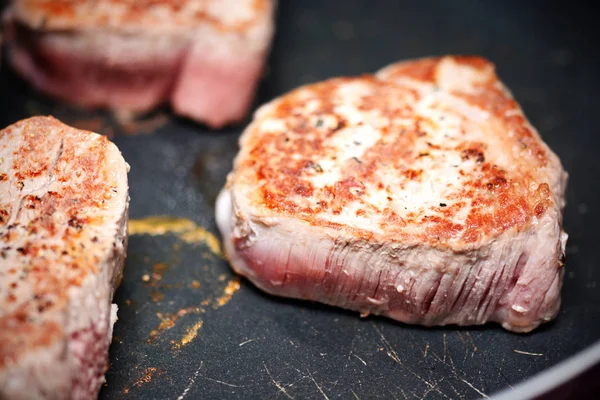 다크 슬레이트 또는 돌에 원시 쇠고기 안심 스테이크 — 스톡 사진