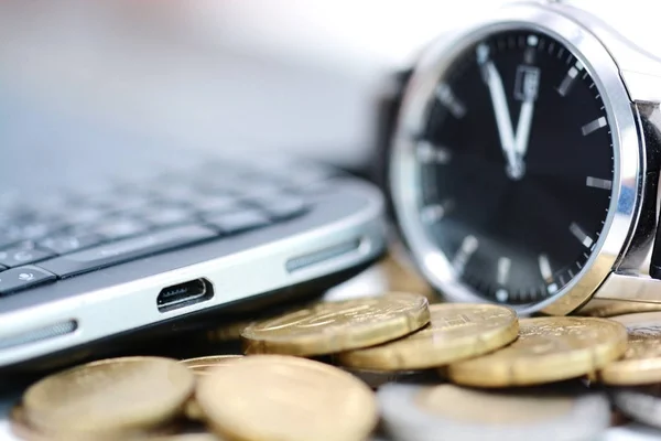 Tijd voor mobiele bedrijf met smartphone en horloge op stapel van munten — Stockfoto