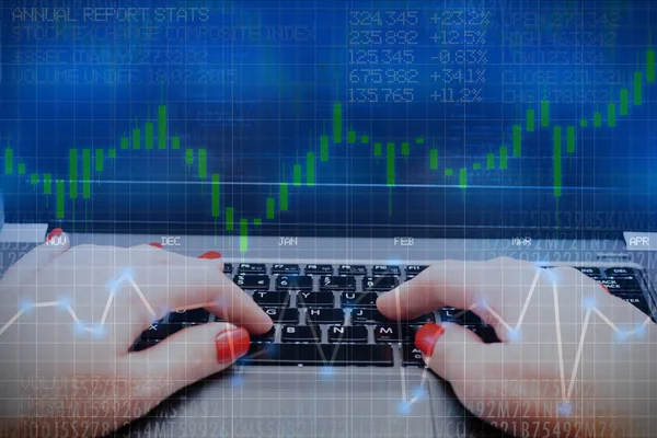 Affärskvinna på anteckningsboken analysera börsen evolution panel — Stockfoto