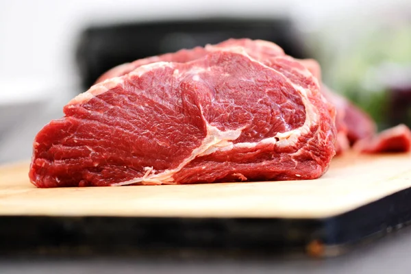 木製のまな板に食欲をそそる生牛、子牛の肉 — ストック写真